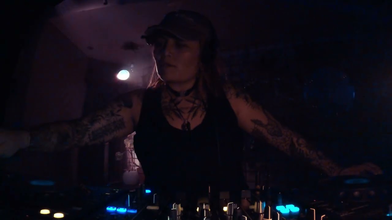 Mira IRIS LEIDENSCHAFT Live in Prague | Hypnotic Techno, Hardgroove & Bogotá Underground en YouTube Mira IRIS LEIDENSCHAFT Live in Prague | Hypnotic Techno, Hardgroove & Bogotá Underground en YouTube