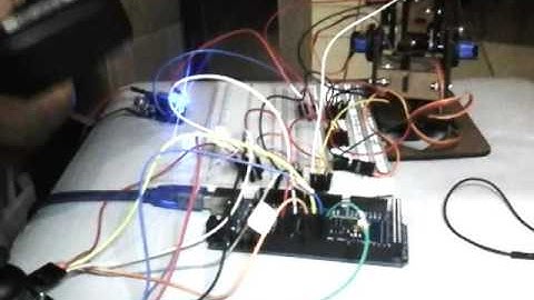 Braço Robótico controlado por joysticks. .