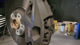 BMW X7 G07 FRONT BRAKES BRAKE ROTORS & BRAKE PADS HOW TO SERVICE CHANGE REPLACEMENT PROCEDURE