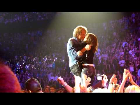 Bon Jovi Montreal 2010 03 20 Bed of Roses with Jon dancing with a fan