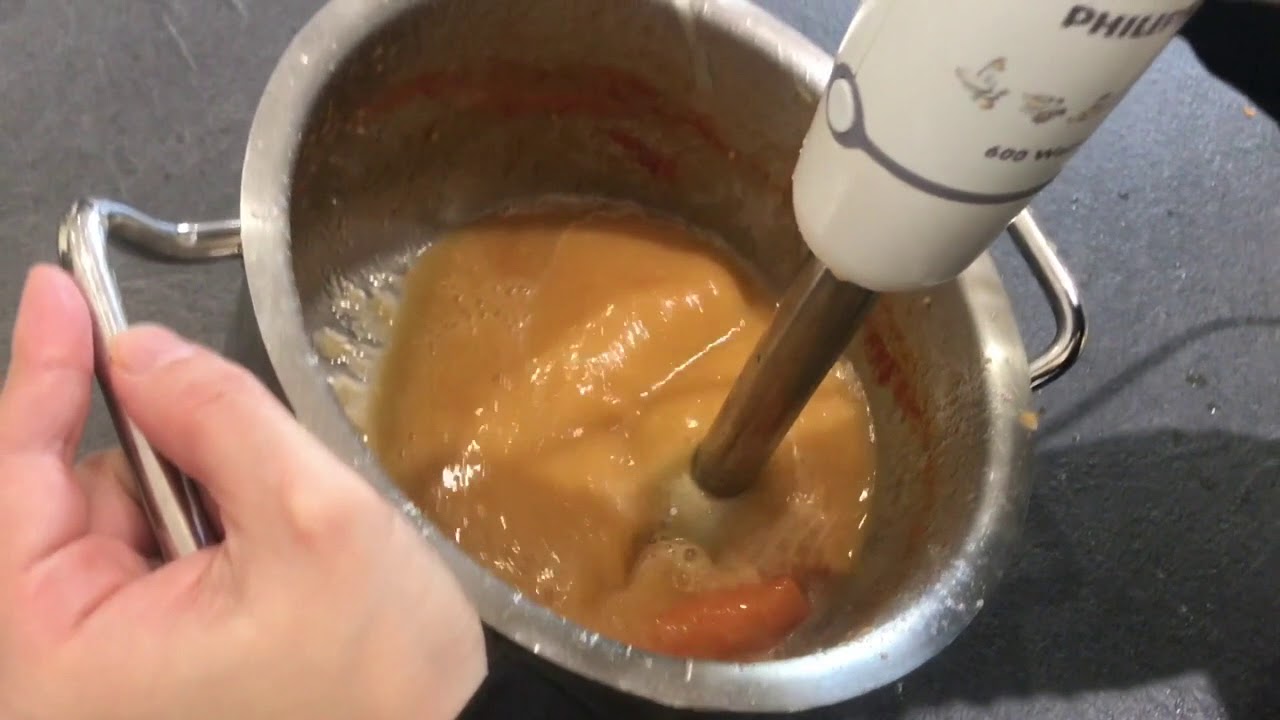 Utilisation du mixeur plongeant Philips pour préparer une soupe 