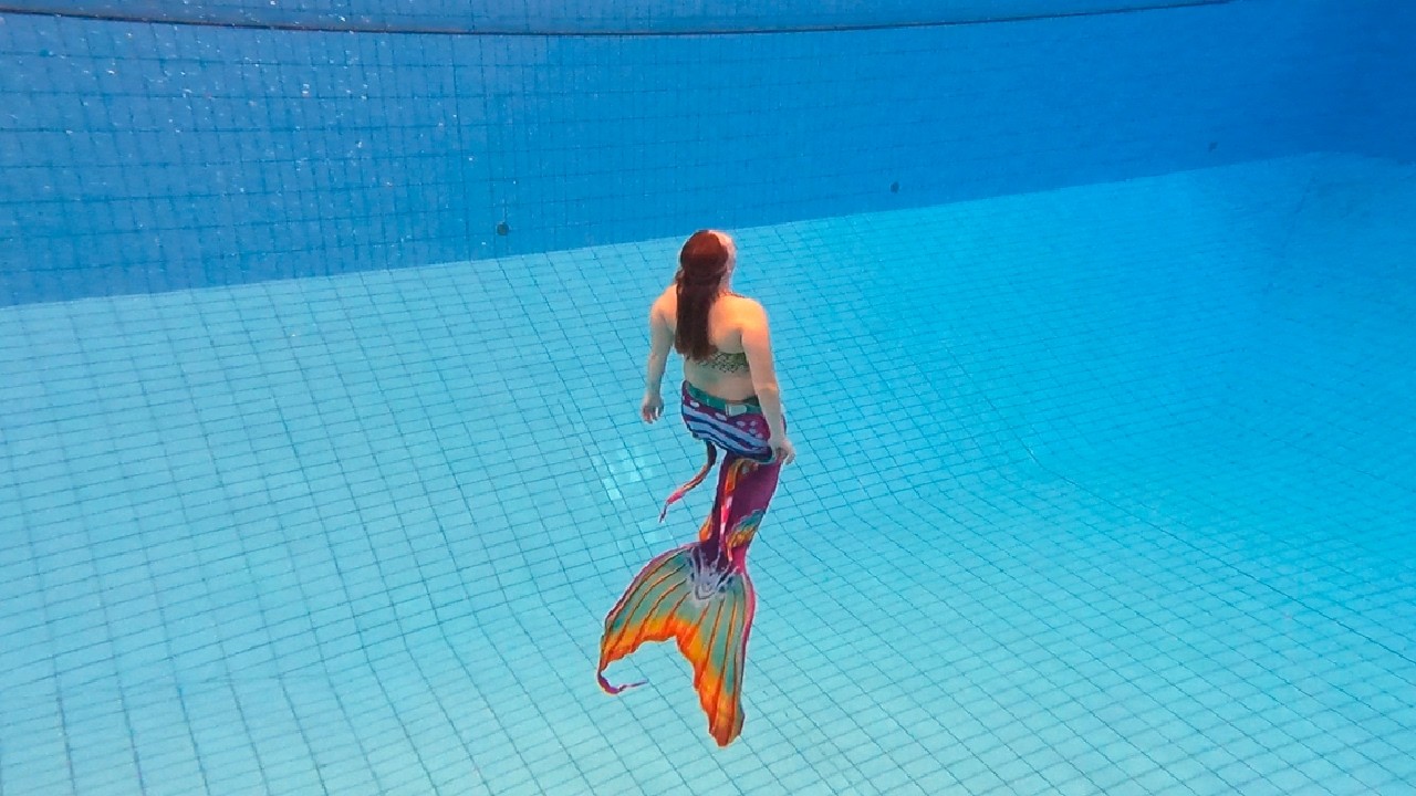 Mermaid swimming in deep diving pool - YouTube
