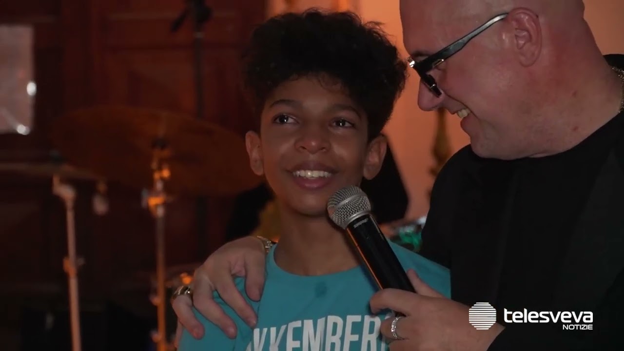 Ama il pianoforte ma non può averne uno: a Trinitapoli bimbo di 12 anni realizza il suo sogno
