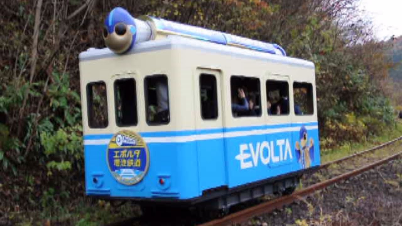 乾電池電車が8・5キロ完走 秋田の廃線、小学生乗せ - YouTube