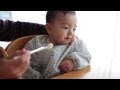 世界一ハンバーガーを美味しそうに食べる1歳児の「弟」が離乳食を食べた。