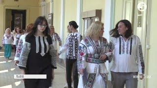 "Стильні та сучасні": педагоги з 36 країн світу вийшли на подіум у вишиванках "Стильні та сучасні": педагоги з 36 країн світу вийшли на подіум у вишиванках