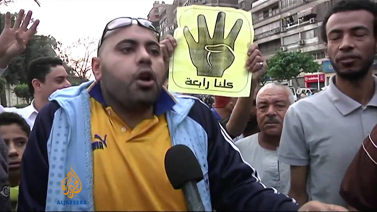 المصريون يخرجون إلى الشوارع متحدين قانون الاحتجاج الجديد