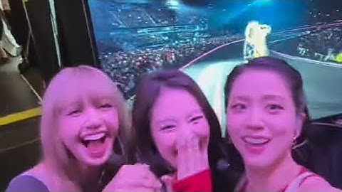 JISOO, JENNIE, and LISA reacting to ROSÉ performing APT with Bruno Mars at their concert! 🥺🖤💗