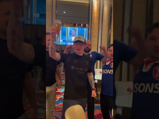 ¡De fiesta! Ed Sheeran celebra el ascenso del Ipswich Town a la Premier League (via:@espnfc) #shorts