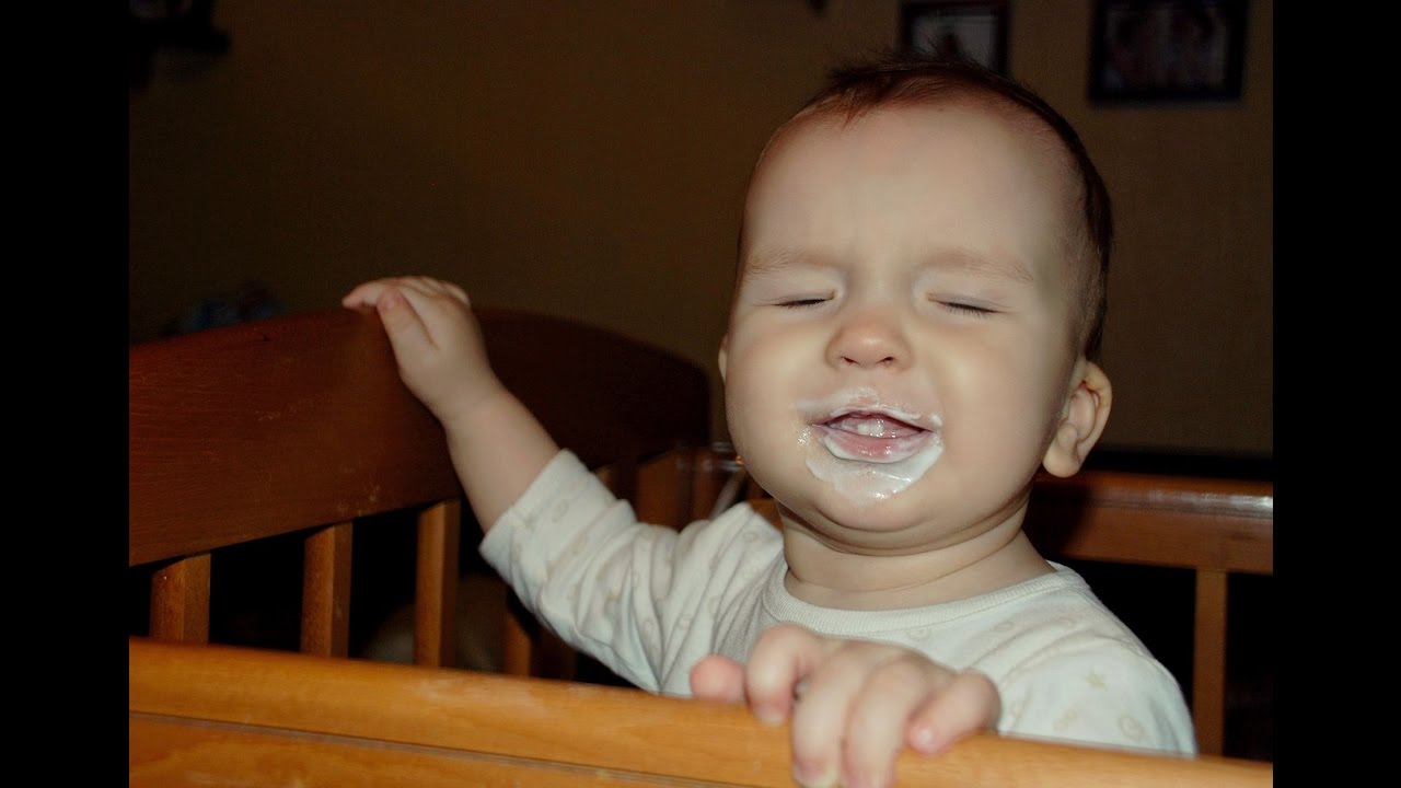 Смех ребенка видео. Маленький ребенок смеется видео. Маленький младенец плюнул. Ребёнок смеющийся ребёнок фото полгода-9 месяцев. Во сколько месяцев ребёнок смеётся в голос.