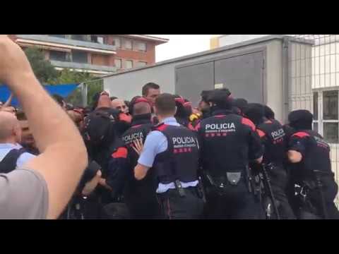 Mossos d'Esquadra no pueden con los disturbios y se retiran 01/10/2017