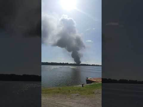 Video Incendio al magazzino di materiale plastico della Versalis, zona industriale di Mantova