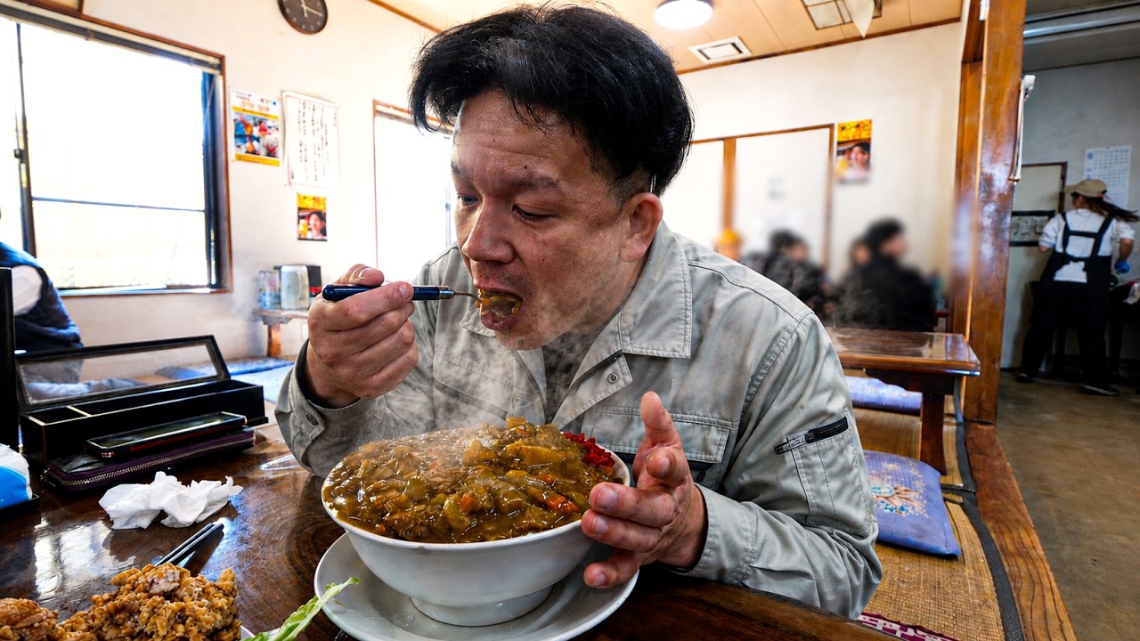 Why People Risk Their Wrists for This 1.2kg Mega Fried Rice. - YouTube