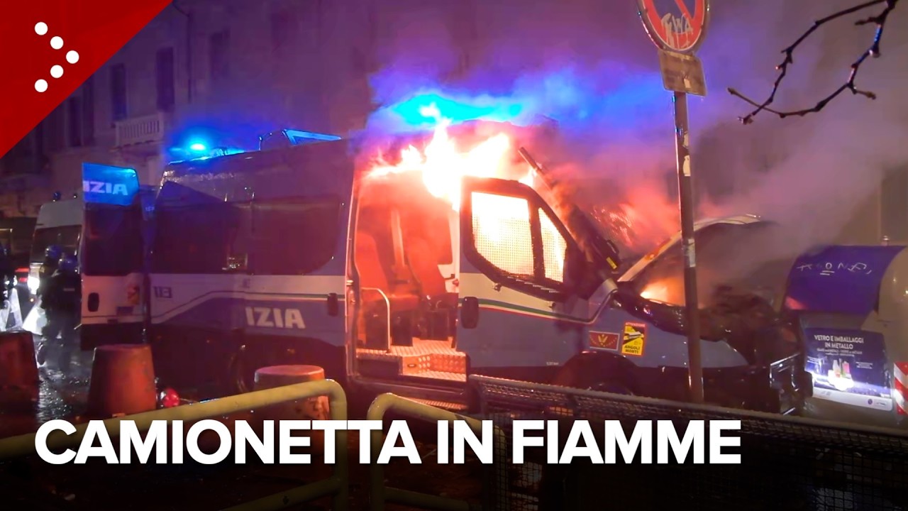 Guerriglia a Torino, camionetta dei reparti mobili della polizia prende fuoco