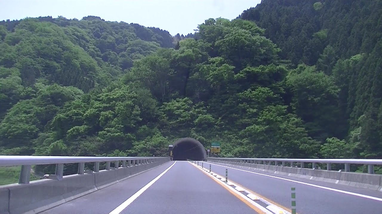 ６月の車中泊旅 ②　象潟（秋田県） ～ 温海（山形県）　道路沿いに広がる新緑