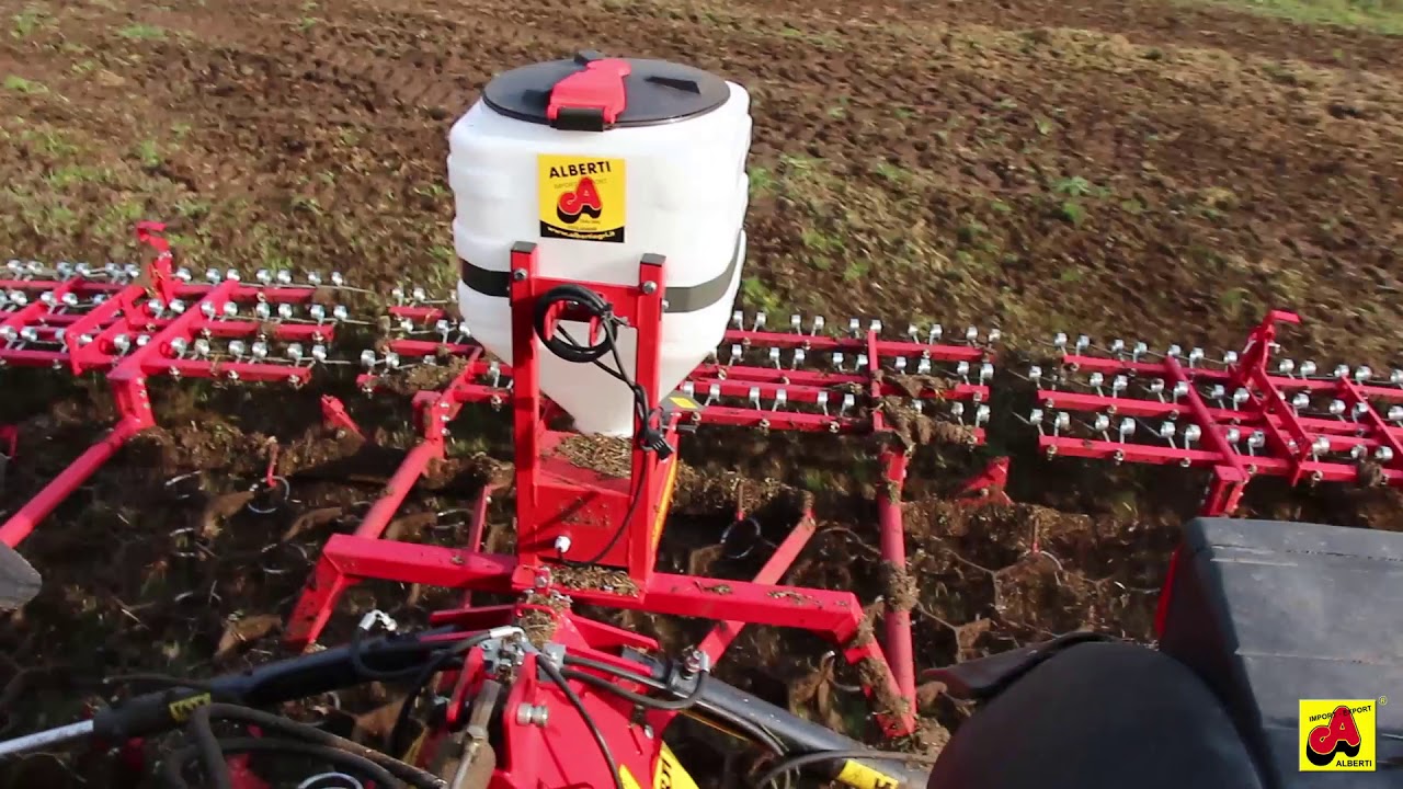 Strigliatore arieggiatore con seminatrice