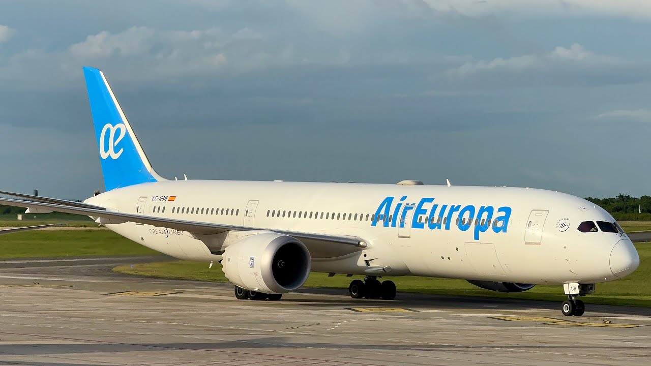 AVIONES RODANDO Y DESPEGANDO EN EL AEROPUERTO INTERNACIONAL DE LAS AMERICAS