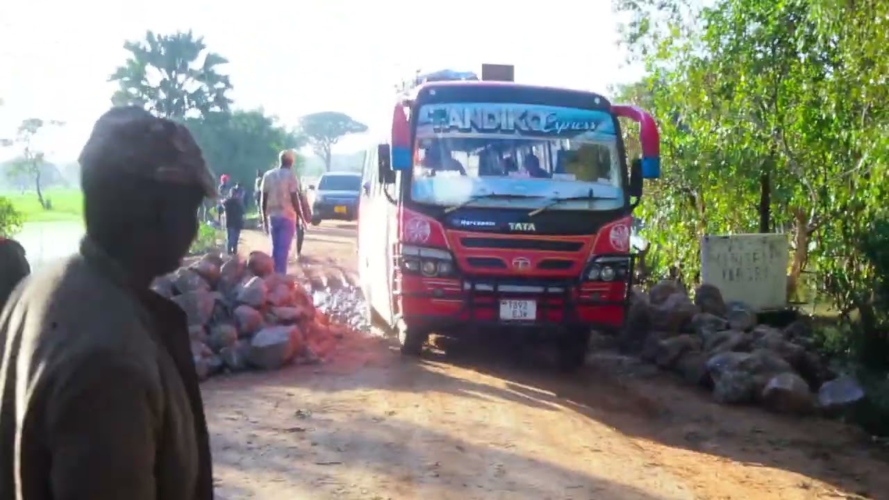 TAZAMA DALAJA LILILO KATIKA KUTOKANA NA MVUA   HAPA NI WLY UYUI MKOAN TBR BARABARA YA  IGALULA GOEKO