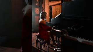 Giulia Be tocando piano nos bastidores do clipe de 2 PALABRAS