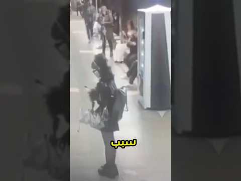 مجنون في الشارع يضرب الناس بدون سبب          