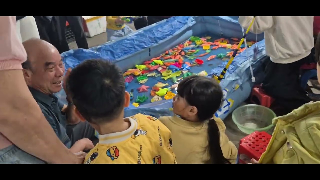 TƯNG BỪNG HỘI LÀNG RẰM THÁNG GIÊNG CÙNG CÁC CHÁU.