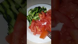 سلطة الطماطم و الخيار و الخس مفيد لصحة