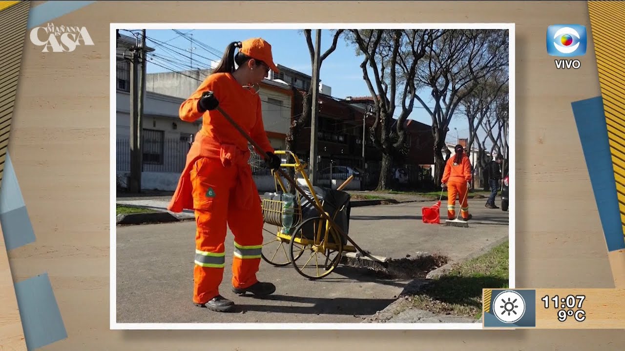 Integrante de la primera cuadrilla de mujeres barrenderas