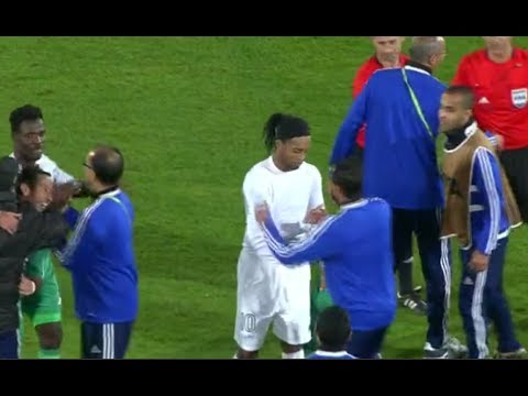 Ronaldinho Gaúcho perde roupa e chuteiras em 'arrastão' (Atl. mineiro 1x3 Raja) Ronaldinho Gaúcho perde roupa e chuteiras em 'arrastão' (Atl. mineiro 1x3 Raja) Thumbnail