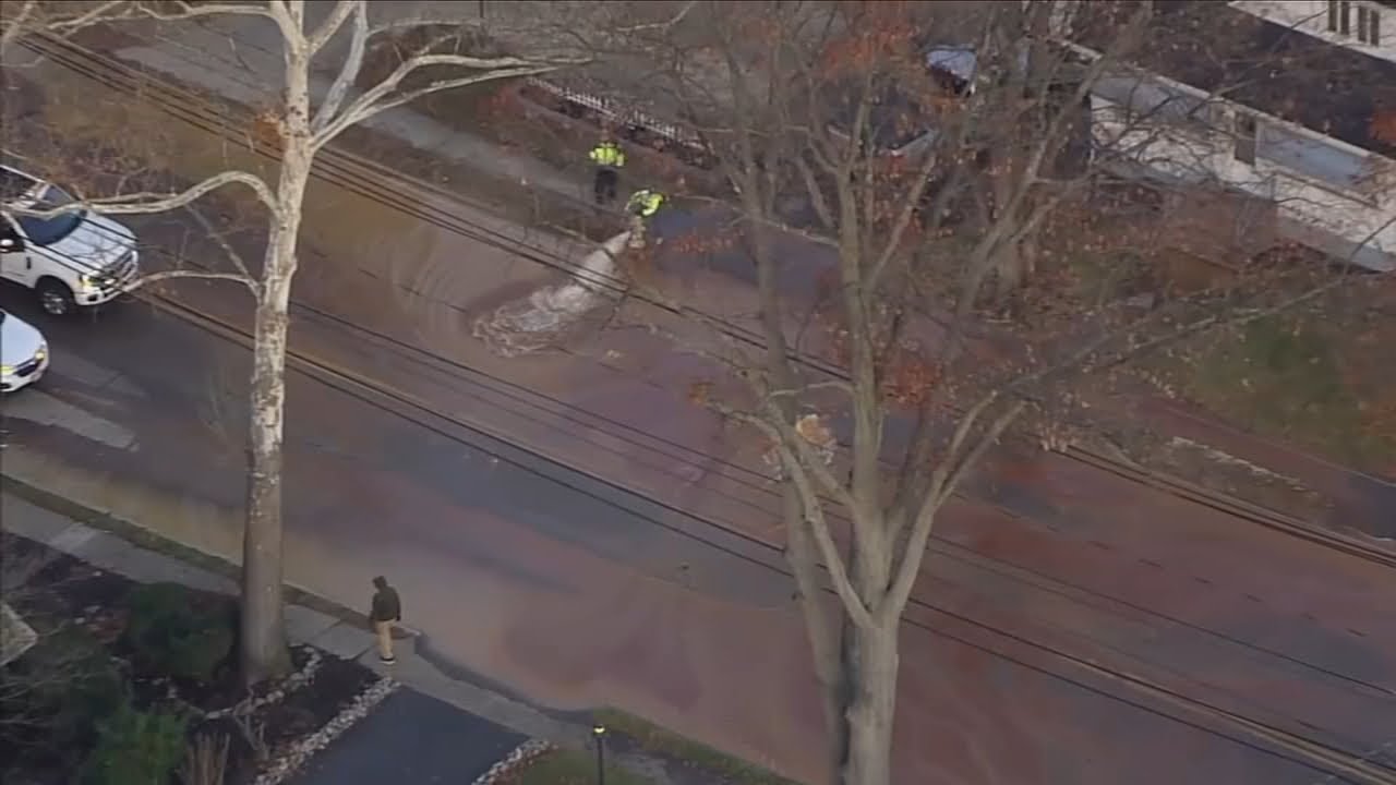 Large water main break closes Kings Highway in Mt. Ephraim Twp. - YouTube