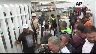 First group of Central American migrants  head to border