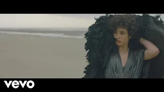 Barbara Pravi - Voilà, le jour se lève sur l'homme et l'oiseau (Clips Officiel)