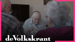 Elke dag aanschuiven bij de buurvrouw by de Volkskrant 2,032 views 3 years ago 3 minutes, 50 seconds