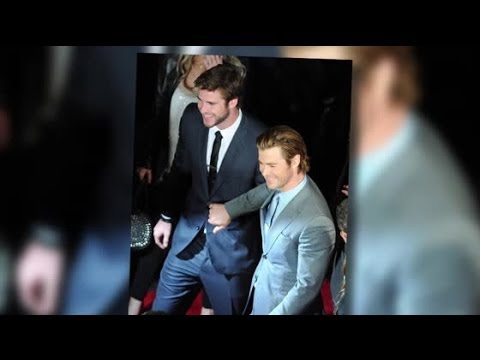 Chris Hemsworth Schubst Seinen Bruder Liam Im Spass Auf Thor Premiere Splash News Deutschland Youtube