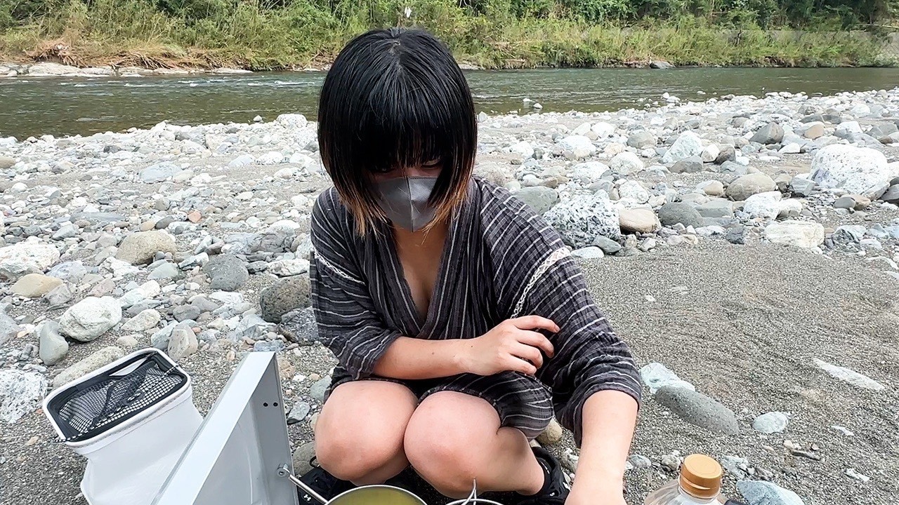 【甚平女子】セミ食う