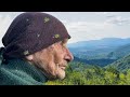 La vie  la montagne dune grandmre de 96 ans loin de la civilisation au bord du monde