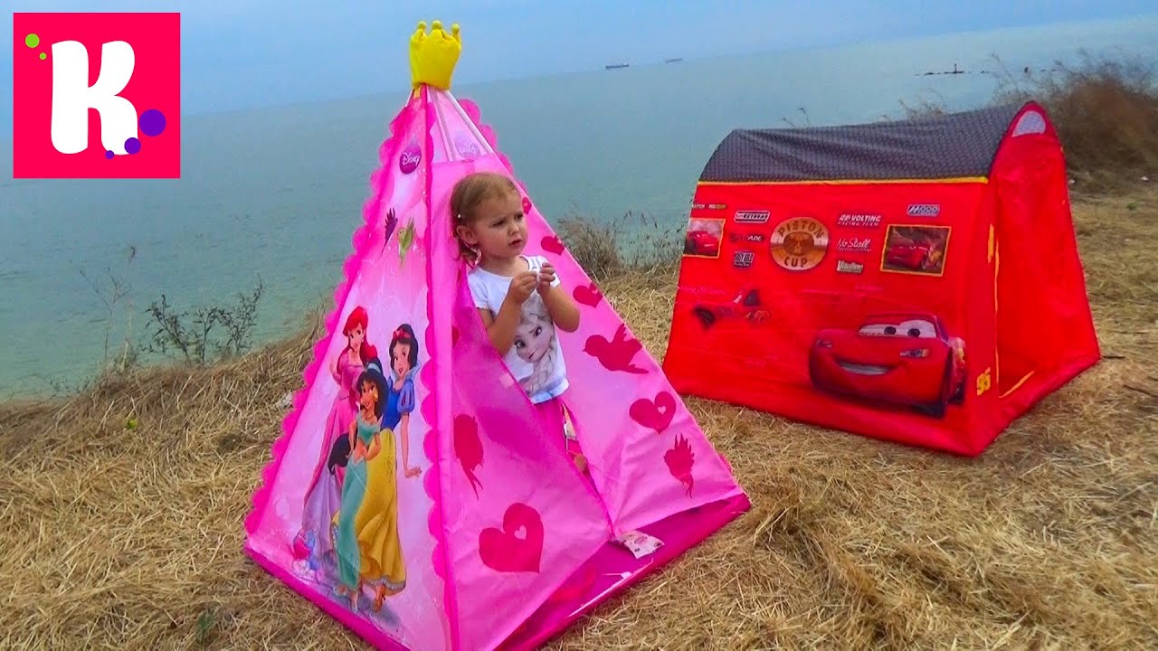 Макс и Катя с палатками на пикнике на море