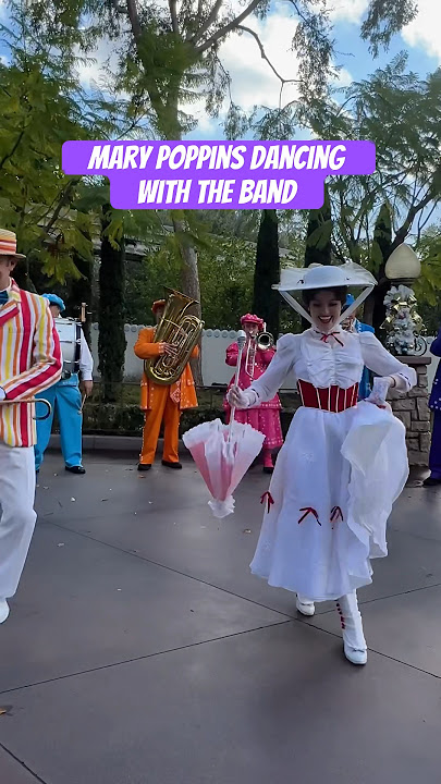 Merida & Mary Poppins dancing with the band💃#shorts #disneyland