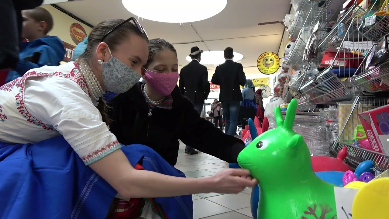 Pruszlikomon hármasával a rózsa -Népviselet Napja  Rákoskeresztúron Forgórózsa Tánc- és Énekegyüttes