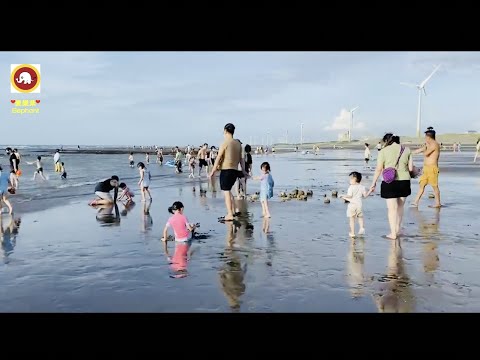 觀音海水浴場歷史典故（八）喝下午茶、享受簡餐美食、冷飲、 台灣小萱團隊觀音海邊戲水、無敵開景吧檯、蔚藍天空、湛藍海水、海天一色、夕陽餘暉、六千年以上的草漯沙丘（台版撒哈拉沙漠）、一萬年以上的藻礁