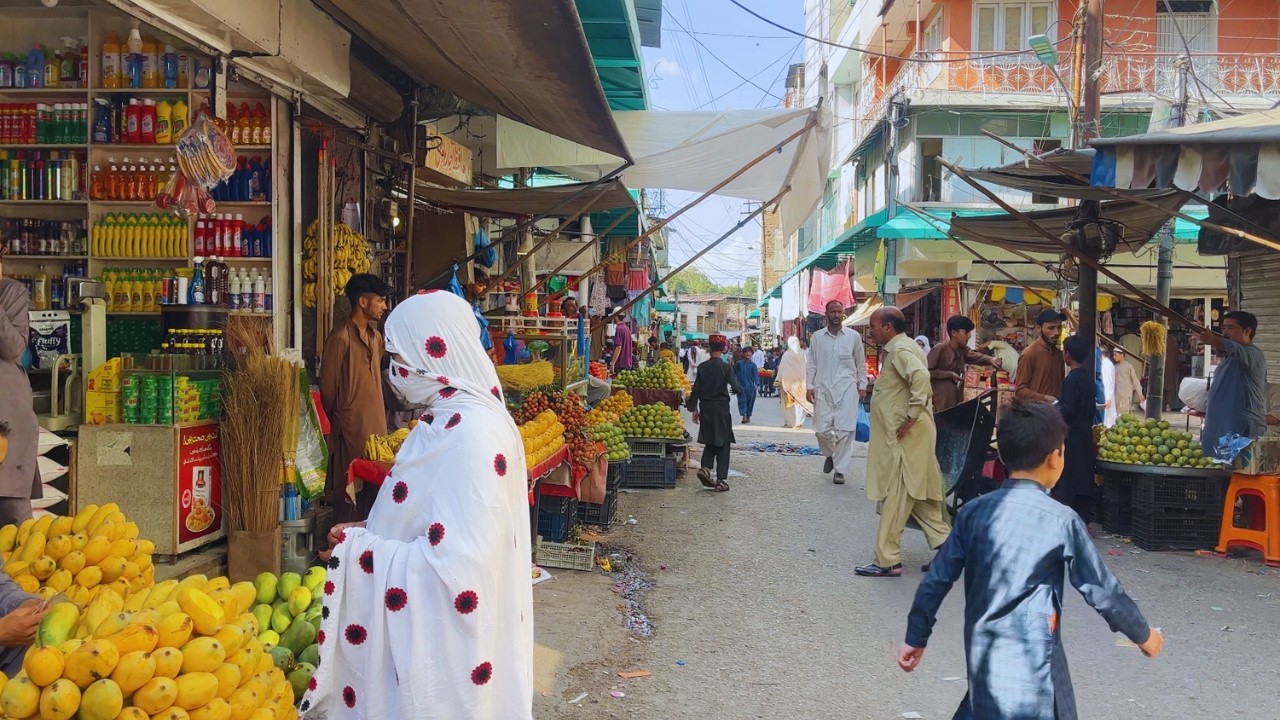 [4K] 🇵🇰 Абботтабад, Пакистан: пешеходная экскурсия в 4K и субтитры с дополнительной информацией