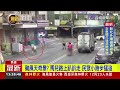 颱風天奇景？ 馬兒路上趴趴走 民眾小跑步猛追