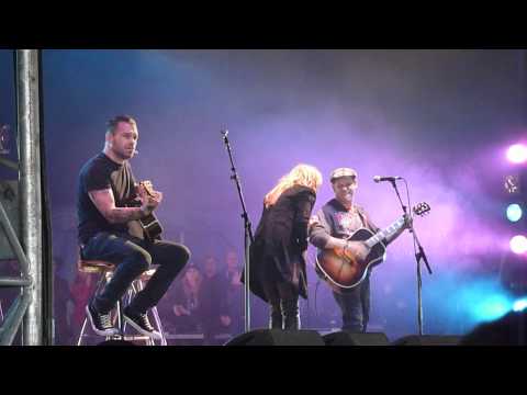 Corey Taylor feat. Lzzy Hale - You Shook Me All Night Long, live @ Download Festival 2012