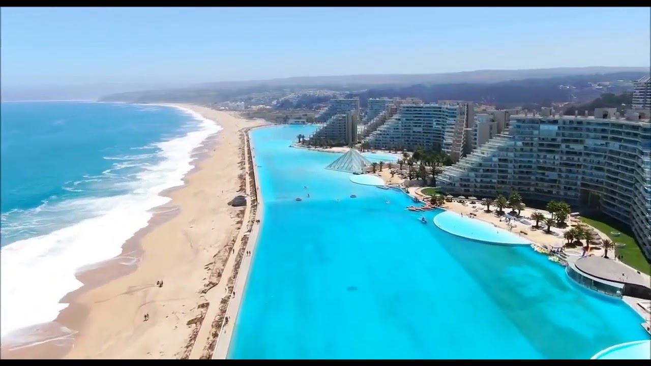 Самый большой в мире бассейн San Alfonso del Mar, находится в 100 км к от Сантьяго, столицы Чили.