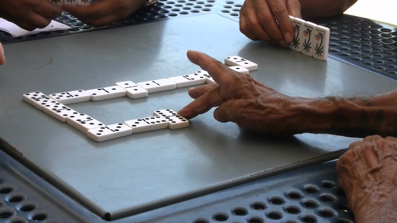 Jugando domino - YouTube