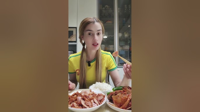 Mini yubka va paypoq kiygan yalangoch qizlarning shaxsiy fotosuratlari