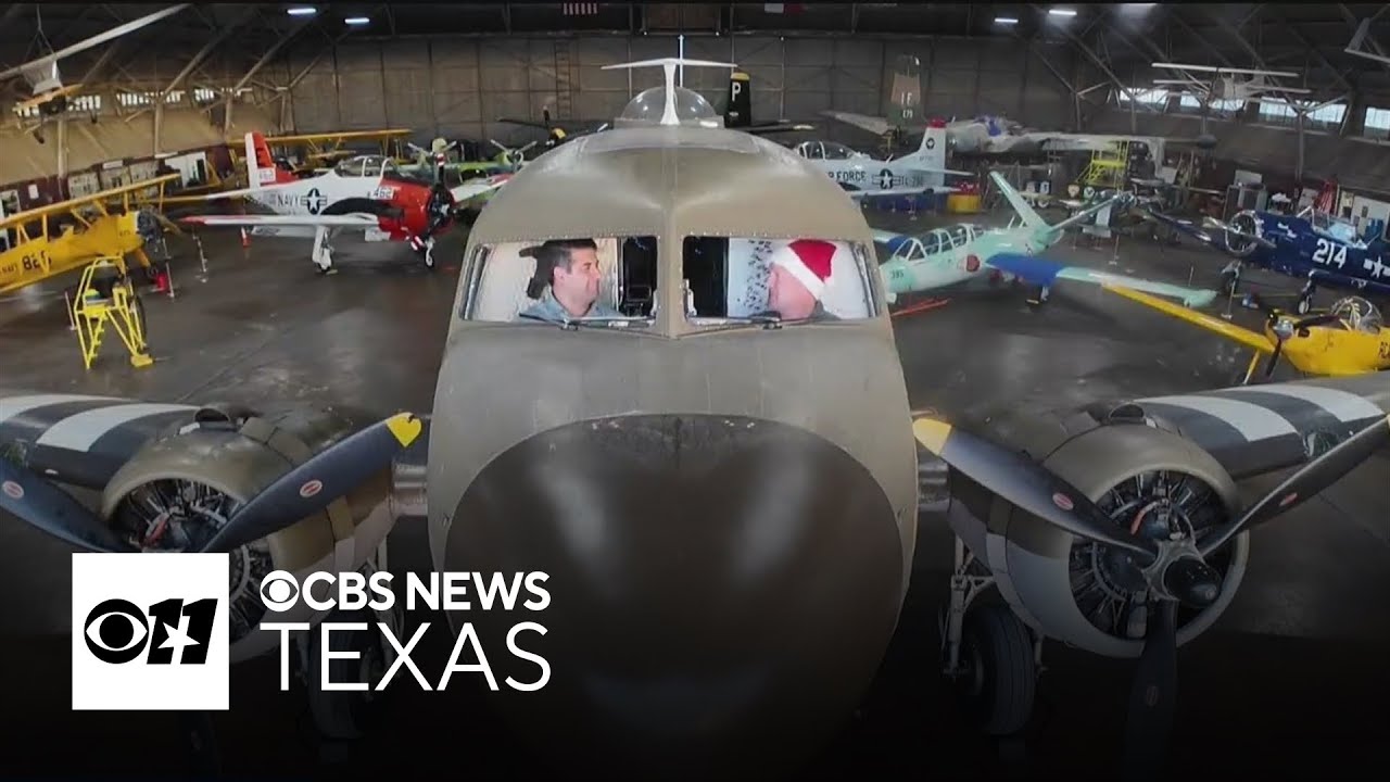 アメリカからやってきたサンタさん WWII‑era plane gives North Texans a 