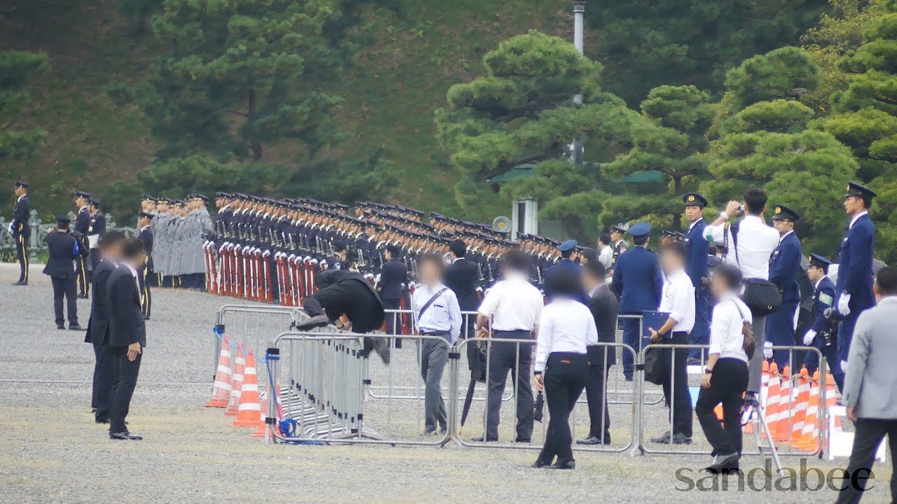 サクッ と柵越えの手本見せるsp Security Police Showing Example Of Over Fence Youtube サクッ と柵越えの手本見せるsp Security Police Showing Example Of Over Fence Youtube