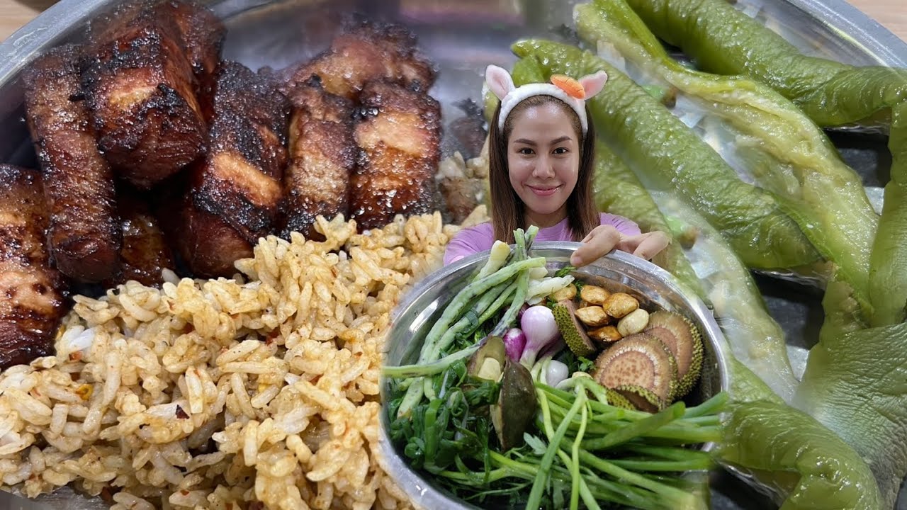 ข้าวคลุกน้ำพริกกินคู่กับหมูสามทอดอร่อยมากค่ะ