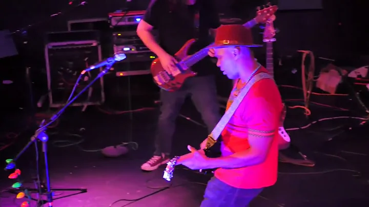 Henry Fields and The Electric Yes cover Roggae by ...