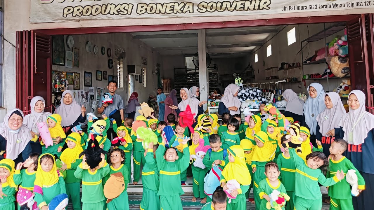 Kunjungan ke pusat pembuatan boneka